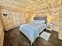 Charming 2 Bedroom Private Cabin Near Bangor