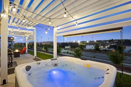 New house!! Outdoor Hot tub with beautiful sunset views