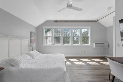 Waterfront Condo, Private Beach, Outdoor/Indoor Pools, & Walkable to Downtown