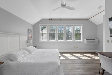 Waterfront Condo, Private Beach, Outdoor/Indoor Pools, & Walkable to Downtown Отели в г. Шебойган