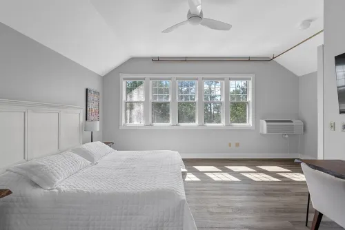 Waterfront Condo, Private Beach, Outdoor/Indoor Pools, & Walkable to Downtown