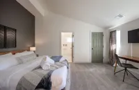 Basecamp: Sleeps 16! Game Garage! Minutes to Downtown! Hotels near Rock AG Church