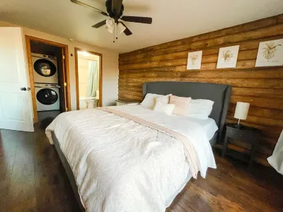 Private Mountain Cottage! King Bed * 8 Acres