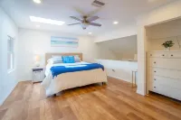 Ocean Breeze Retreat - 6 minute walk to the beach! Hotel a Vilano Beach