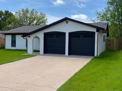 BEAUTIFUL REMODELED WITH HIGH END FURNISHINGS 3 BR/2B HOME IN BURLESON TX! Hotels near Clark Park