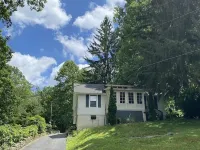Cozy cottage on the hill in the heart of Warm Springs. バスのホテル