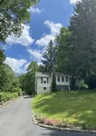 Cozy cottage on the hill in the heart of Warm Springs.