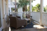 Beautiful 4-br 3 king beds, 20 seconds to beach, community pool