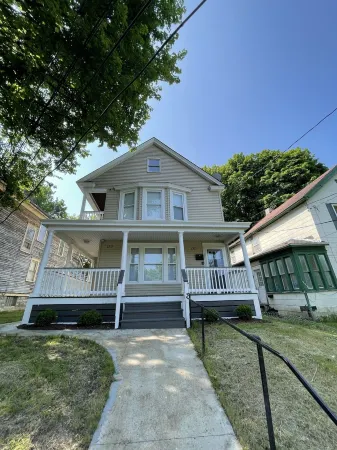 Step into a gorgeous newly renovated urban loft space in Syracuse New York. Отели в г. Сиракьюс