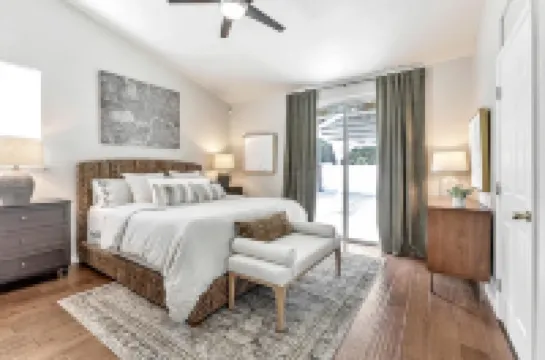 Charming 3-bedroom home, popular Broadstone area, walk to shops & park, WiFi, AC