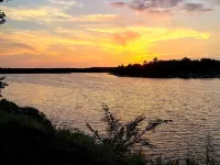 Charming completely updated cottage with water views of Croton Pond. Hotels in Croton Township