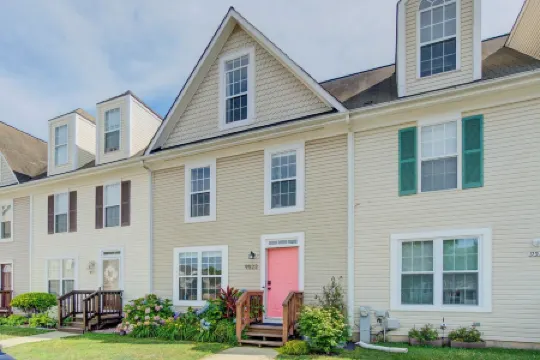 Walk to Beach! King Bed & Free Beach Passes