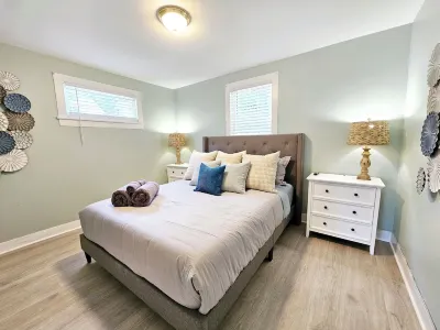 Vintage charm, modern comfort! Lakeshore retreat 3 mins to the beach!