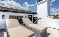 Villa Acacia- Contemporary Vacation Home