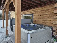 Log Cabin with Mountains and Lake View, enjoy relaxing in the hot tub Hotels in Cohoe