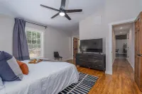 Stunning Luxury Home: Majestic Massanutten Views with New Hot Tub Hotels in Massanutten