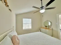 Grandscapes! Centrally located near The Colony Shoreline, No Chores