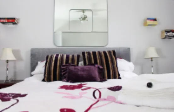 Luxury and private 2 bedroom bungalow with hot tub, prime location in Chester Hotels in 