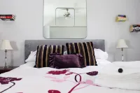 Luxury and private 2 bedroom bungalow with hot tub, prime location in Chester Отели в г. 