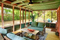 Charming cottage near beach: Fenced Yard, Firepit, Pets OK, King Bed - Sleeps 8