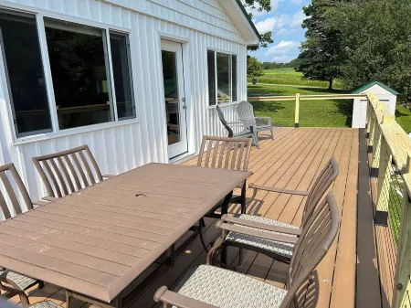 Quiet Retreat, Valley Views, Zoned Heating and Cooling Fire Pit and New Deck!
