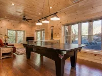 LOG HOME - NEXT TO CREEK / FIREPLACE / HOT TUB / HIKING TRAILS / PET FRIENDLY Hotels in Broad River