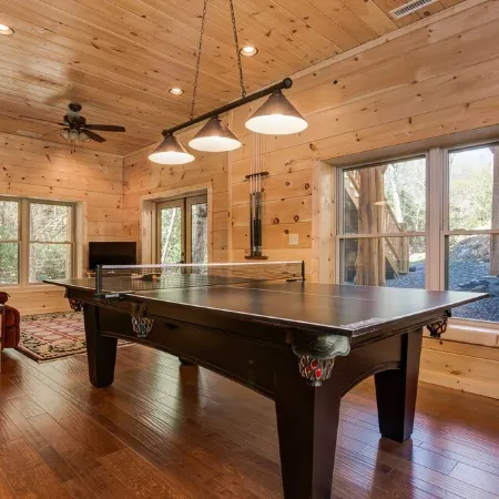 LOG HOME - NEXT TO CREEK / FIREPLACE / HOT TUB / HIKING TRAILS / PET FRIENDLY