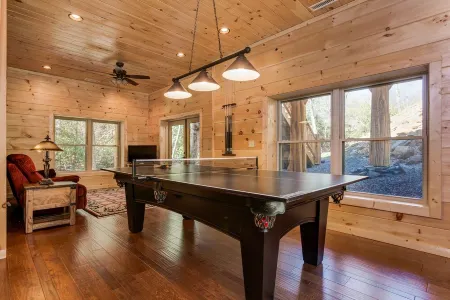 LOG HOME - NEXT TO CREEK / FIREPLACE / HOT TUB / HIKING TRAILS / PET FRIENDLY