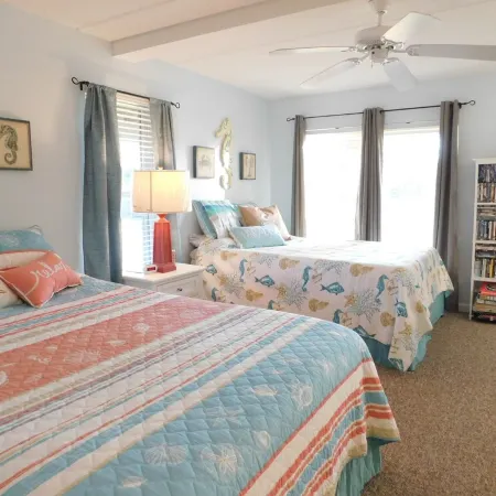 Beautiful and Spacious, 2 bed 2 full bath, pool and jacuzzi, steps to the ocean