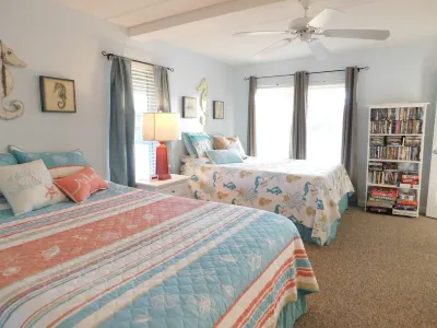 Beautiful and Spacious, 2 bed 2 full bath, pool and jacuzzi, steps to the ocean