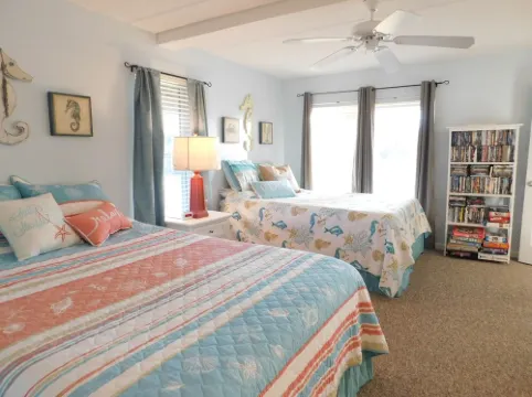 Beautiful and Spacious, 2 bed 2 full bath, pool and jacuzzi, steps to the ocean