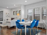 Near campus, Xcel Center, Allianz Field, hospitals, king bed & free parking! 2