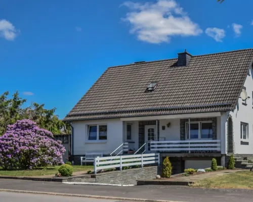 Beautiful Eifel vacation home with garden and barbecue area Hoteles en Hellenthal