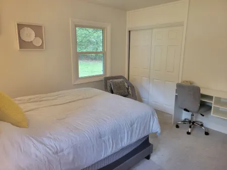 Bright, Modern Park Forest Home, 2.5m to Penn State! Breakfast included.