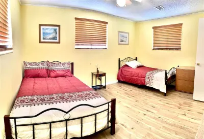 Sunny Vista -2 Bd - Seconds From the Beach!