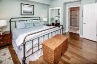 8104 Towers, Beautiful Condo! Quiet! Elevators, Indoor/Outdoor Pools. Free Wifi