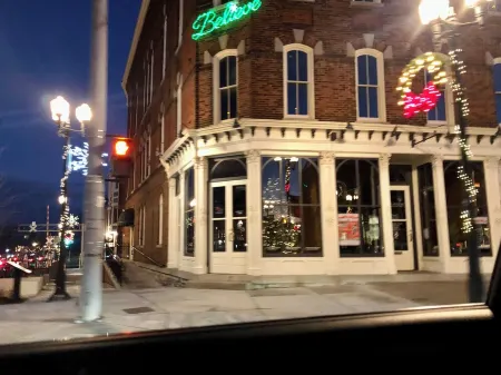 Historic Geneva Row House near Hobart William Smith Colleges and Linden Street. Отели в г. Женева