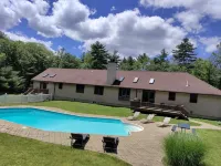 Spacious 4 bedroom house with a private pool in a quiet area