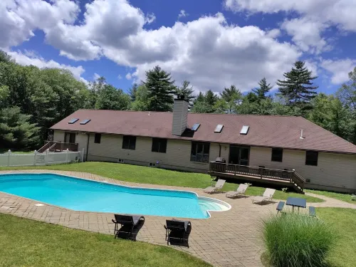 Spacious 4 bedroom house with a private pool in a quiet area