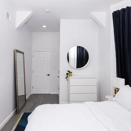 Gorgeous,  2- bedroom apartment walking distance to GWB!