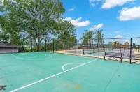 Perfect Lakeside Getaway - Renovated condo with ALL the amenities + Laundry!