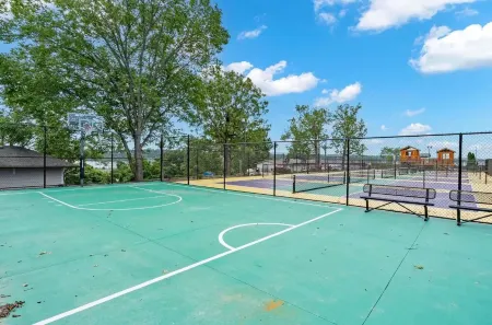 Perfect Lakeside Getaway - Renovated condo with ALL the amenities + Laundry!