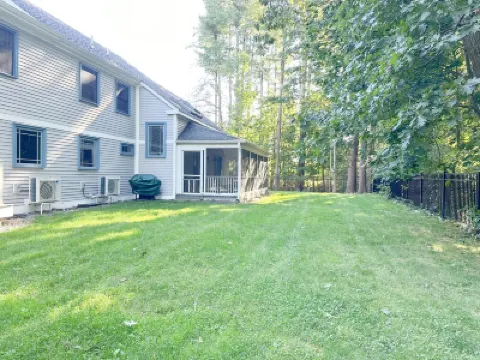 Spacious Home Near Rye Beaches Hotels near Massacre Marsh