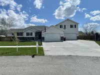 • Hot Tub • Sleeps 15+, Pet Friendly • Fenced • 2 Stry Playhouse •  Idaho Falls