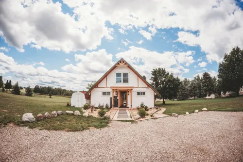 Newly Renovated! 5 Mins to Beach-Hot Tub-Fire Pit-Family & Dog Friendly