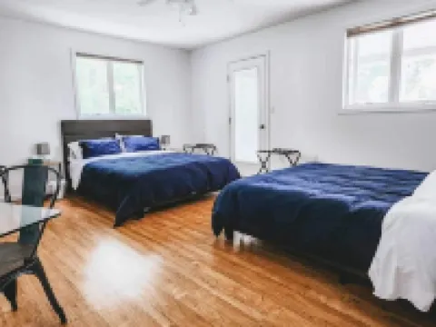 Lakeside Sunrise Cottage with hot tub Hotels in Alburgh