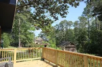 Lakeside cottage, water access + pet friendly