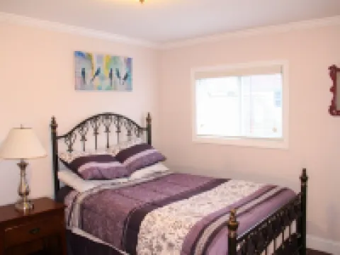 Quaint duplex with private yard. Walk to beach, dining, & shopping! Hotels in Greenwich