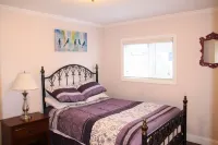 Quaint duplex with private yard. Walk to beach, dining, & shopping! Hotels in Greenwich