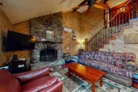 3 Story Mountainside Chalet - Storyland 5 Min, Hike, Bears, Waterfalls, Explore